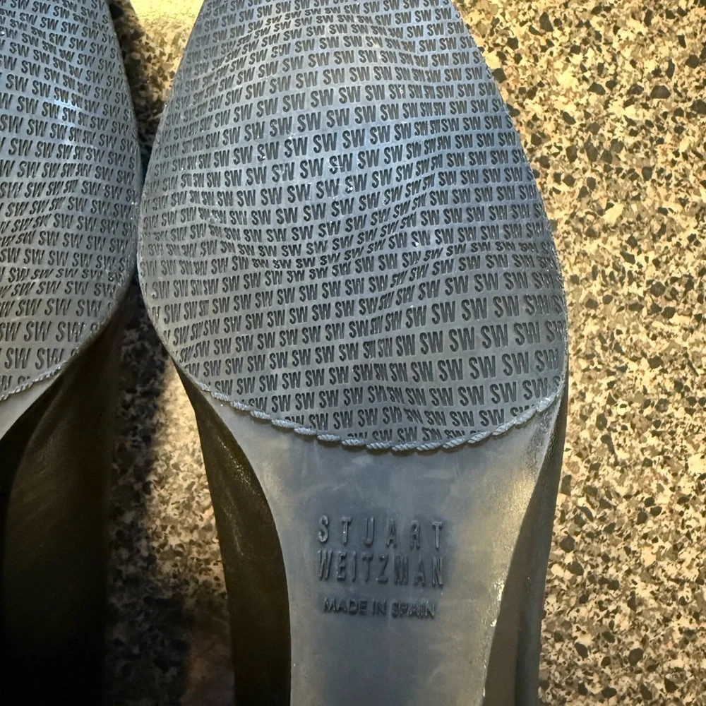 “STUART WEITZMAN” Black Wedge Pumps
